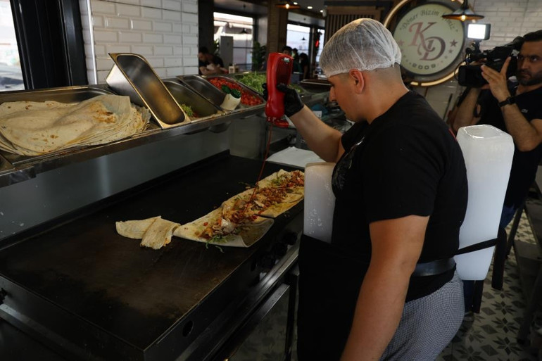 Adanada 40 derece sıcaklıkta bakın nasıl serinliyorlar Gören hayrete düşüyor: Ekmek parası için mecburuz