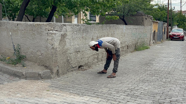 Polise yakalanınca namaz kılmaya başladı