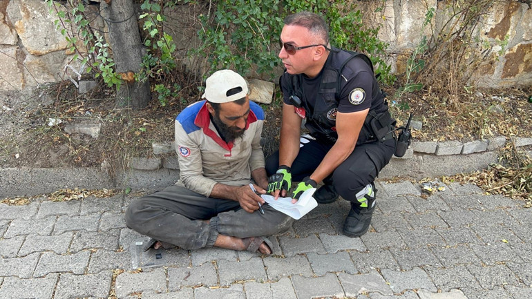 Polise yakalanınca namaz kılmaya başladı