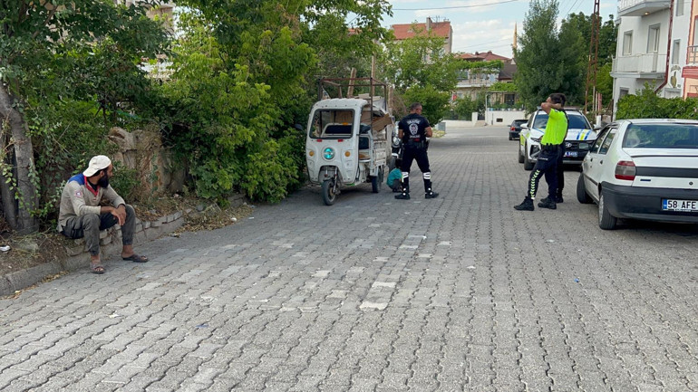Polise yakalanınca namaz kılmaya başladı