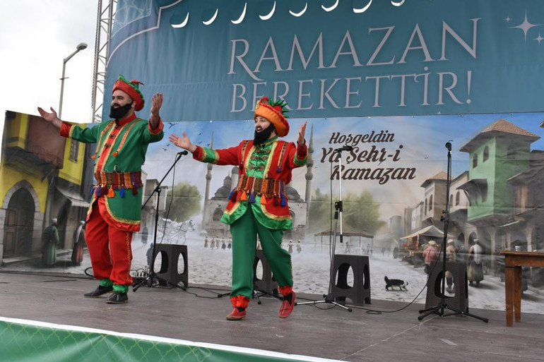 Ayşe öğretmen Hacivat oldu