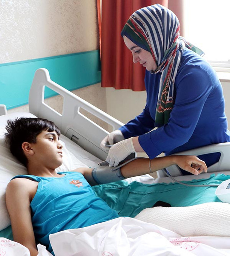 Şaka yaparken arkadaşını yaktı