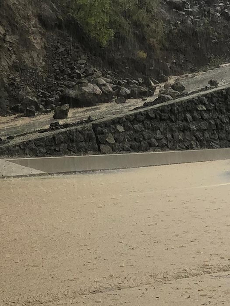 Taş ve kaya parçaları 45 haneli mahalleye giden yolu kapattı