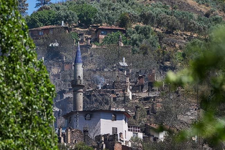 İzmir Ödemişteki yangın hayalet köye dönüştürdü Üzerimizdeki elbiselerle kaldık, tam bir kaostu