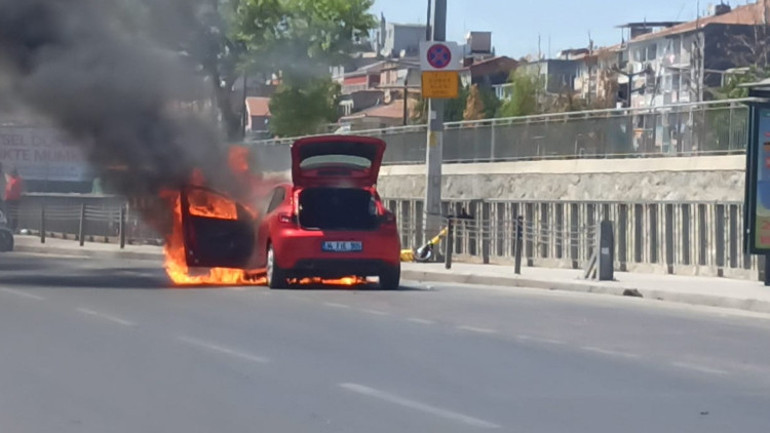 Seyir halindeki otomobil alev topuna döndü
