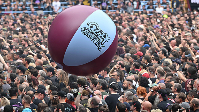 Hastalığı yüzünden emekli oldu… ‘Bu benim son konserim’ demişti… Ona veda etmeye on binler koştu