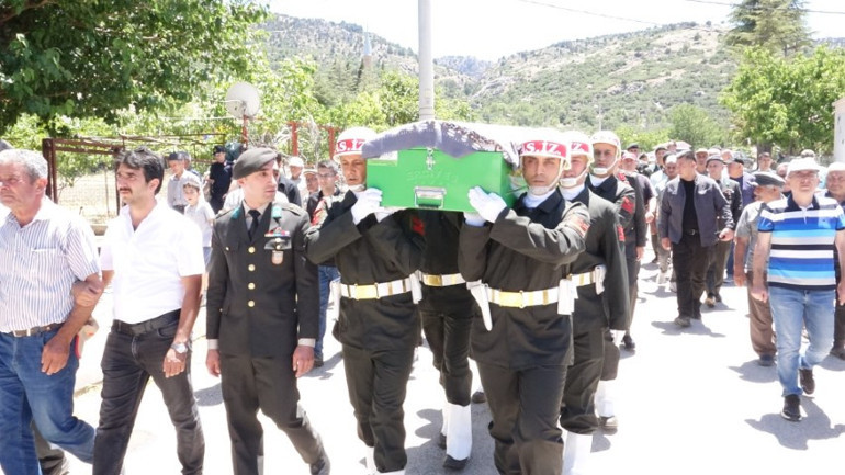 Oğlu 1992de şehit olmuştu... Hayatını kaybeden annenin vasiyeti askerler tarafından yerine getirildi