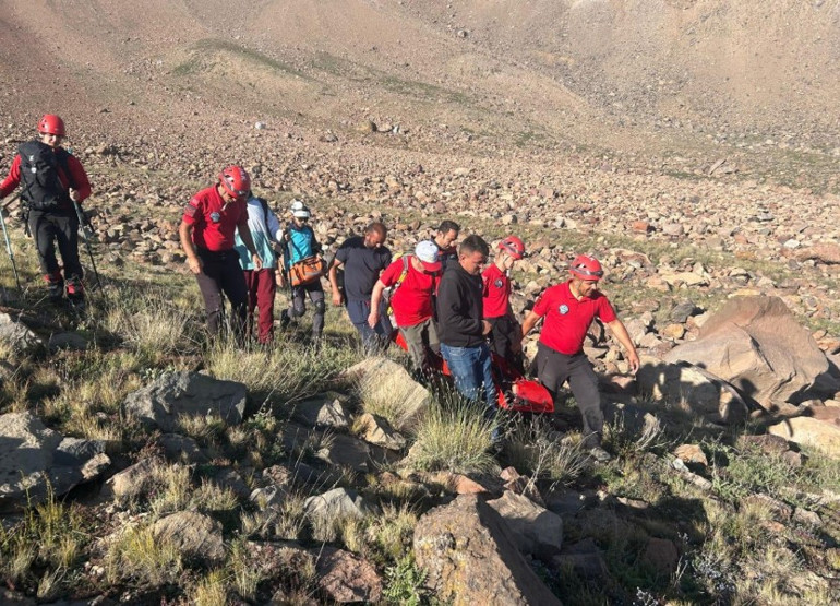 Erciyes Dağında 2 kişi mahsur kaldı, 7 saatlik çalışma sonucunda kurtarıldı