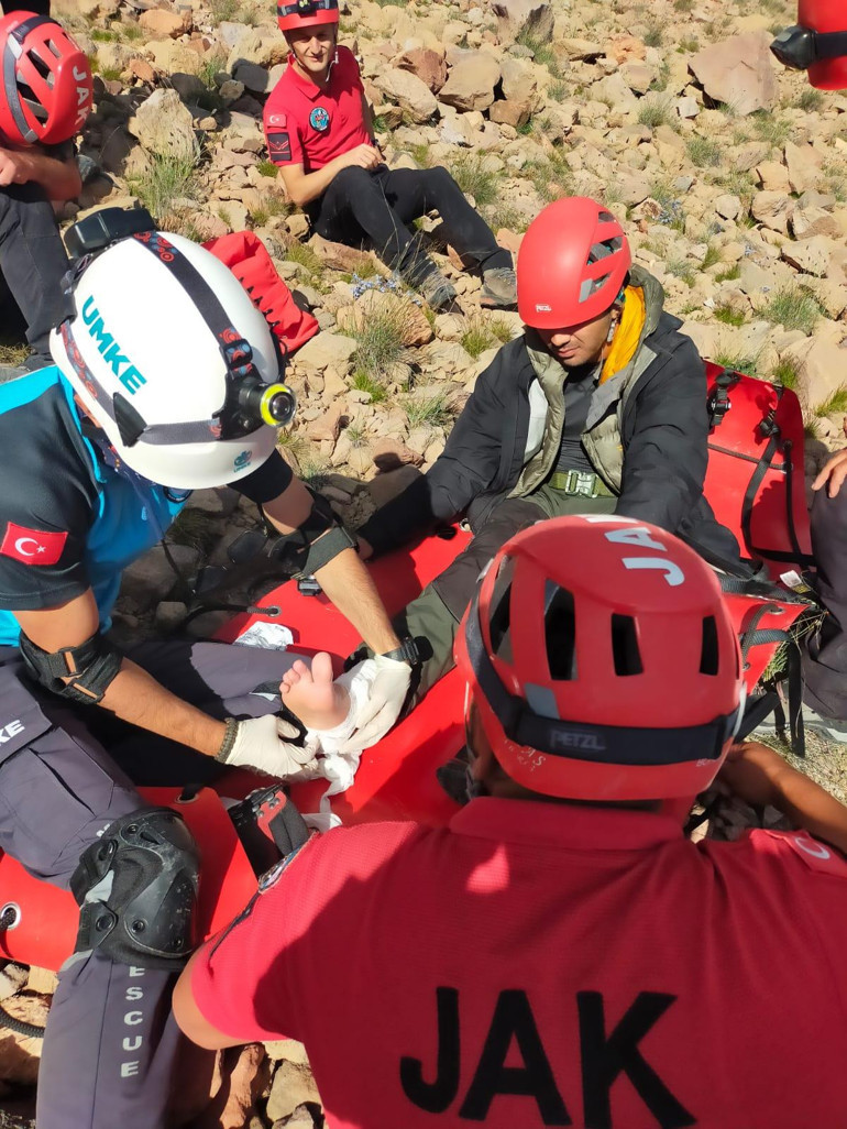 Erciyes Dağında 2 kişi mahsur kaldı, 7 saatlik çalışma sonucunda kurtarıldı