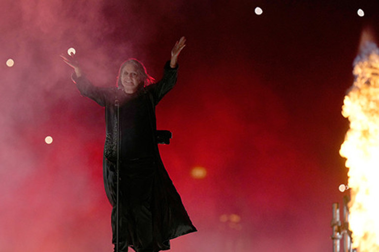 Ünlü şarkıcı son arzusunu yerine getirmeye hazırlanıyordu: Kızı gözlerinin önünde nişanlandı.. Sevgilisi yüzüğü oracıkta taktı