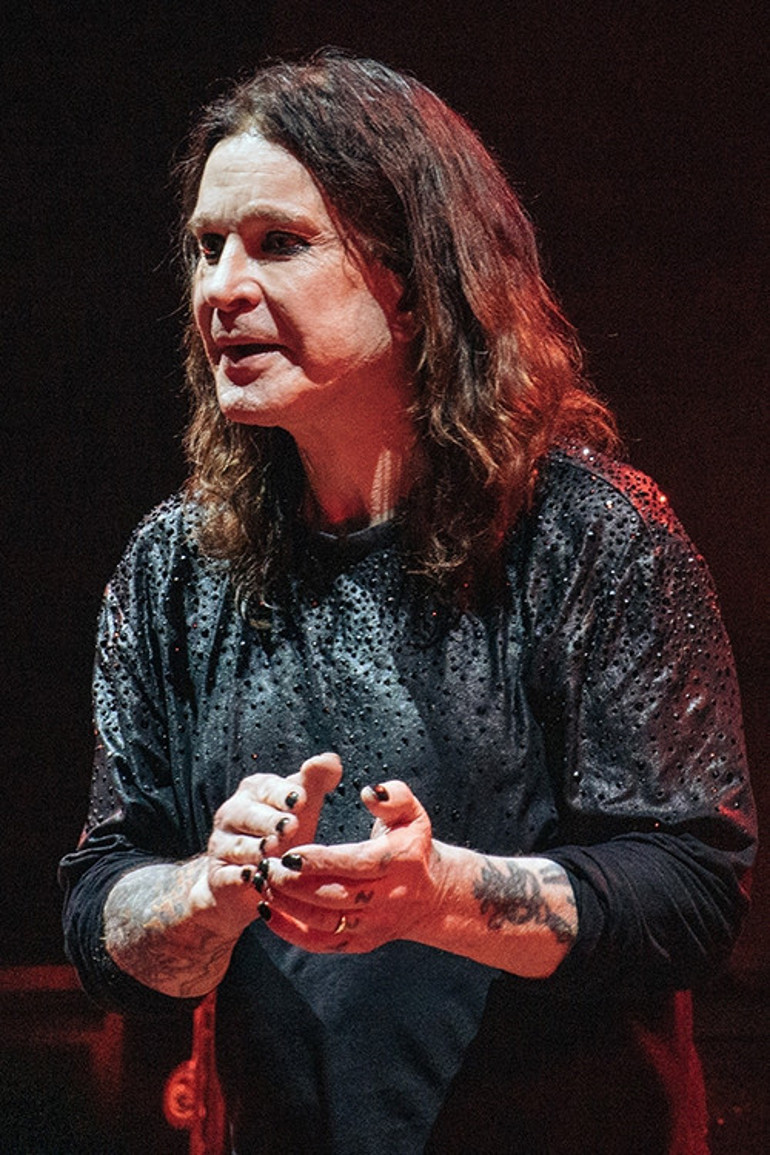 Ünlü şarkıcı son arzusunu yerine getirmeye hazırlanıyordu: Kızı gözlerinin önünde nişanlandı.. Sevgilisi yüzüğü oracıkta taktı