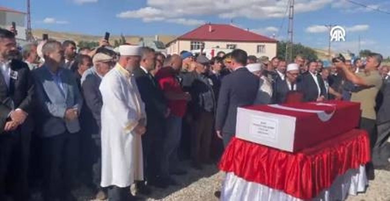 Pençe Kilit Bölgesinde şehit olan askerlerimiz son yolculuğuna uğurlanıyor... Cenazelerde kahreden anlar