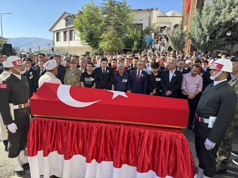 Pençe Kilit Bölgesinde şehit olan askerlerimiz son yolculuğuna uğurlanıyor... Cenazelerde kahreden anlar