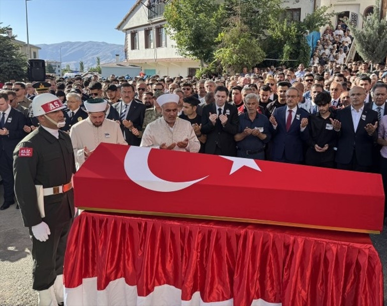 Pençe Kilit Bölgesinde şehit olan askerlerimiz son yolculuğuna uğurlanıyor... Cenazelerde kahreden anlar