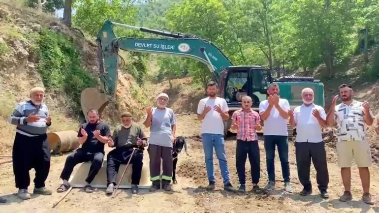 65 yılın en kurak yılı yaşanıyordu Kuyudan çıkan can suyu oldu: Borularla çekip şişelere dolduruyoruz