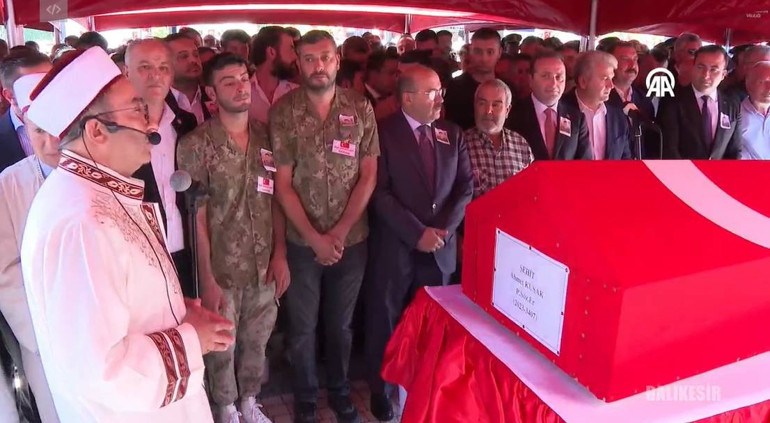 Pençe Kilit Bölgesinde şehit olan askerlerimiz için memleketlerinde tören | Yürekleri dağlayan anlar: Tabuta sarılıp gözyaşlarına boğuldular
