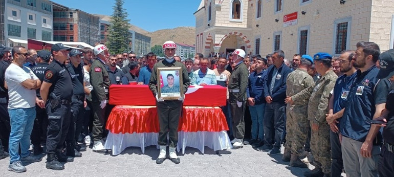 Pençe Kilit Bölgesinde şehit olan askerlerimiz için memleketlerinde tören | Yürekleri dağlayan anlar: Tabuta sarılıp gözyaşlarına boğuldular