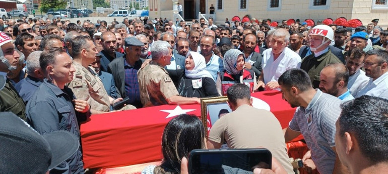 Pençe Kilit Bölgesinde şehit olan askerlerimiz için memleketlerinde tören | Yürekleri dağlayan anlar: Tabuta sarılıp gözyaşlarına boğuldular