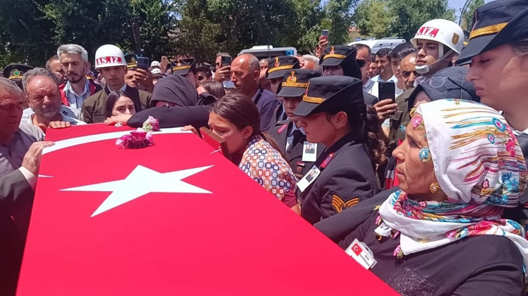 Pençe Kilit Bölgesinde şehit olan askerlerimiz için memleketlerinde tören | Yürekleri dağlayan anlar: Tabuta sarılıp gözyaşlarına boğuldular