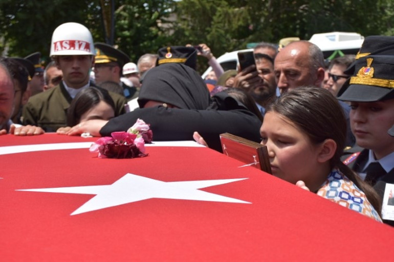 Pençe Kilit Bölgesinde şehit olan askerlerimiz için memleketlerinde tören | Yürekleri dağlayan anlar: Tabuta sarılıp gözyaşlarına boğuldular