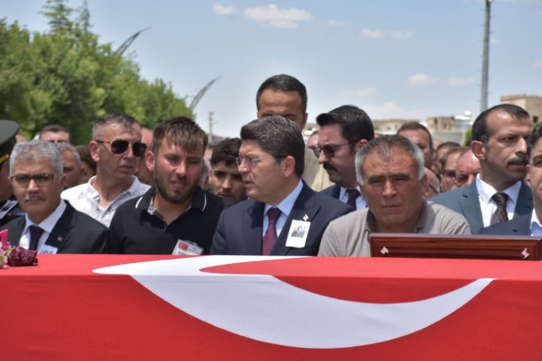 Pençe Kilit Bölgesinde şehit olan askerlerimiz için memleketlerinde tören | Yürekleri dağlayan anlar: Tabuta sarılıp gözyaşlarına boğuldular