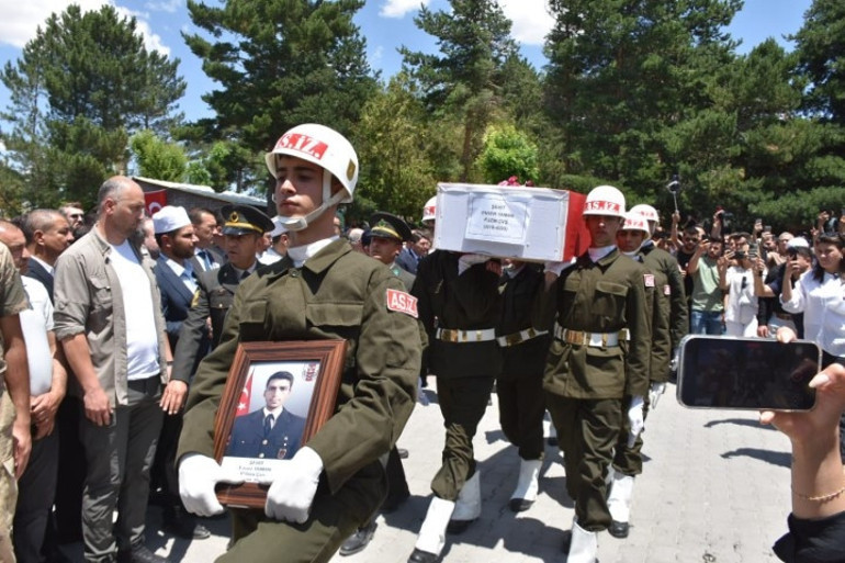 Pençe Kilit Bölgesinde şehit olan askerlerimiz için memleketlerinde tören | Yürekleri dağlayan anlar: Tabuta sarılıp gözyaşlarına boğuldular