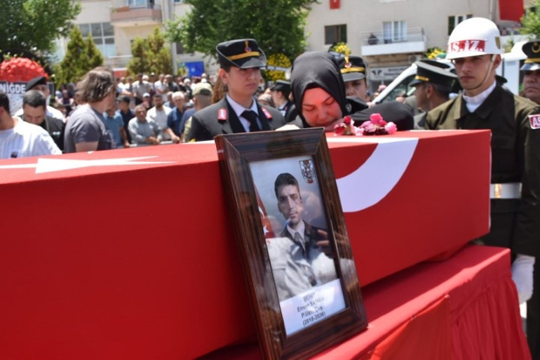 Pençe Kilit Bölgesinde şehit olan askerlerimiz için memleketlerinde tören | Yürekleri dağlayan anlar: Tabuta sarılıp gözyaşlarına boğuldular
