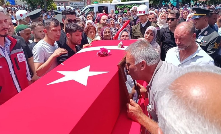 Pençe Kilit Bölgesinde şehit olan askerlerimiz için memleketlerinde tören | Yürekleri dağlayan anlar: Tabuta sarılıp gözyaşlarına boğuldular