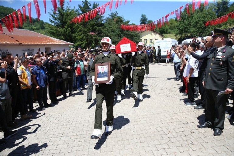 Pençe Kilit Bölgesinde şehit olan askerlerimiz için memleketlerinde tören | Yürekleri dağlayan anlar: Tabuta sarılıp gözyaşlarına boğuldular