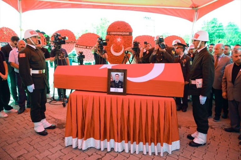 Pençe Kilit Bölgesinde şehit olan askerlerimiz için memleketlerinde tören | Yürekleri dağlayan anlar: Tabuta sarılıp gözyaşlarına boğuldular