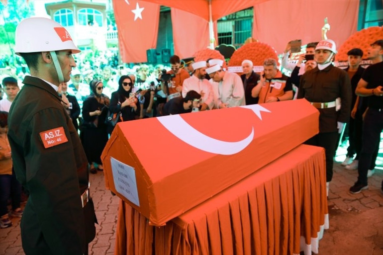 Pençe Kilit Bölgesinde şehit olan askerlerimiz için memleketlerinde tören | Yürekleri dağlayan anlar: Tabuta sarılıp gözyaşlarına boğuldular