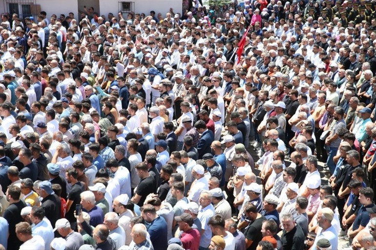 Pençe Kilit Bölgesinde şehit olan askerlerimiz için memleketlerinde tören | Yürekleri dağlayan anlar: Tabuta sarılıp gözyaşlarına boğuldular