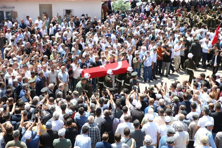 Pençe Kilit Bölgesinde şehit olan askerlerimiz için memleketlerinde tören | Yürekleri dağlayan anlar: Tabuta sarılıp gözyaşlarına boğuldular