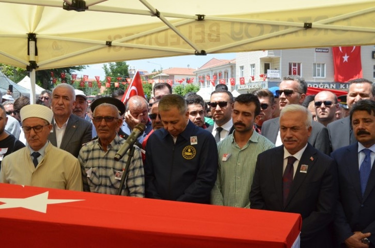 Pençe Kilit Bölgesinde şehit olan askerlerimiz için memleketlerinde tören | Yürekleri dağlayan anlar: Tabuta sarılıp gözyaşlarına boğuldular