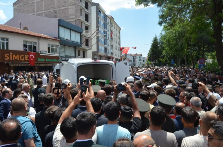Pençe Kilit Bölgesinde şehit olan askerlerimiz için memleketlerinde tören | Yürekleri dağlayan anlar: Tabuta sarılıp gözyaşlarına boğuldular