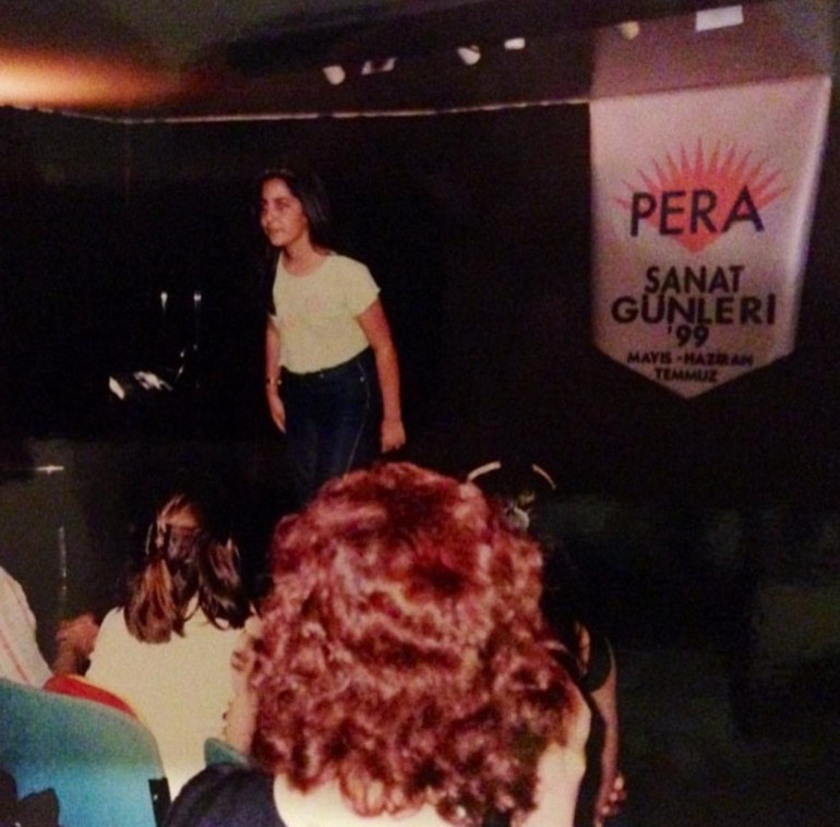 Piyona çalmaya anne kucağında başladı... Minik parmakların büyük başarısı