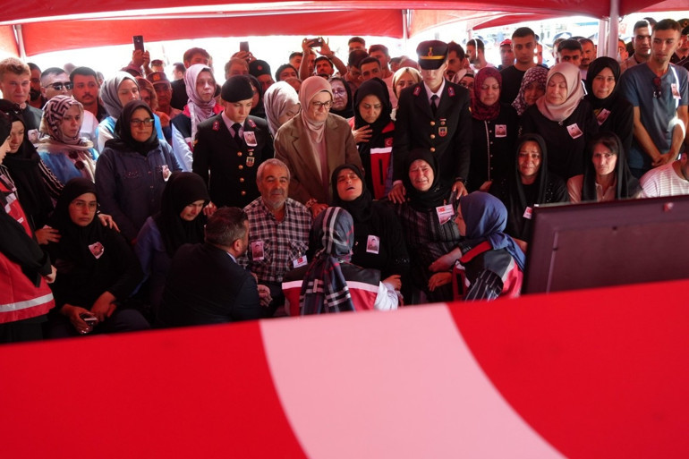 Pençe Kilit Bölgesinde şehit olan askerlerimiz için memleketlerinde tören | Yürekleri dağlayan anlar: Tabuta sarılıp gözyaşlarına boğuldular