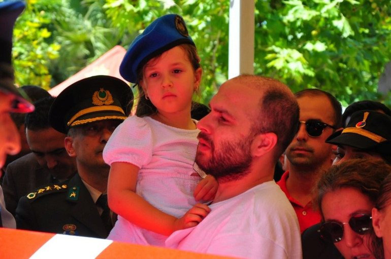Pençe Kilit Bölgesinde şehit olan askerlerimiz için memleketlerinde tören | Yürekleri dağlayan anlar: Tabuta sarılıp gözyaşlarına boğuldular