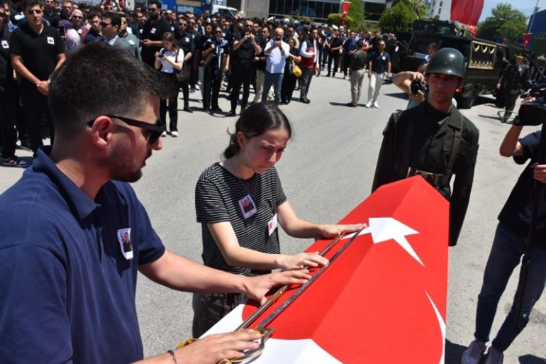 Pençe Kilit Bölgesinde şehit olan askerlerimiz için memleketlerinde tören | Yürekleri dağlayan anlar: Tabuta sarılıp gözyaşlarına boğuldular