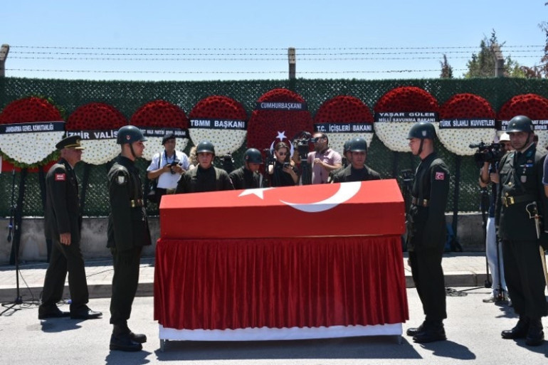 Pençe Kilit Bölgesinde şehit olan askerlerimiz için memleketlerinde tören | Yürekleri dağlayan anlar: Tabuta sarılıp gözyaşlarına boğuldular