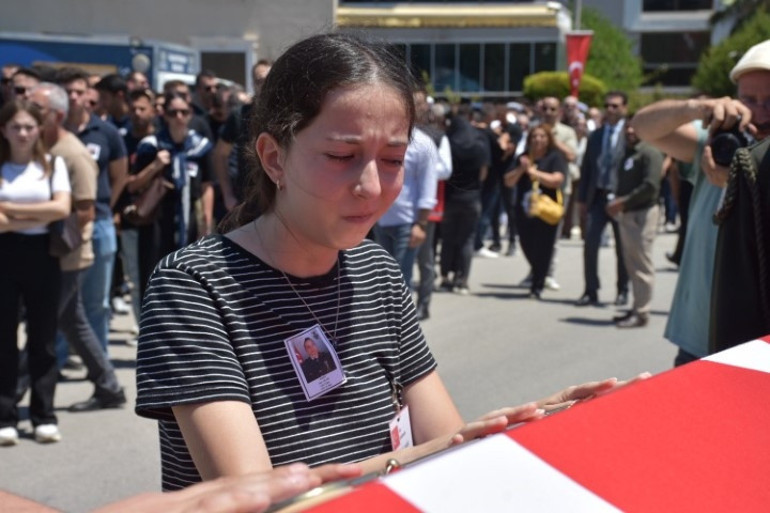 Pençe Kilit Bölgesinde şehit olan askerlerimiz için memleketlerinde tören | Yürekleri dağlayan anlar: Tabuta sarılıp gözyaşlarına boğuldular