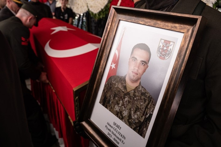 Pençe Kilit Bölgesinde şehit olan askerlerimiz için memleketlerinde tören | Yürekleri dağlayan anlar: Tabuta sarılıp gözyaşlarına boğuldular