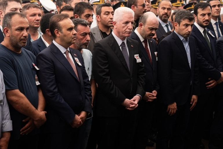 Pençe Kilit Bölgesinde şehit olan askerlerimiz için memleketlerinde tören | Yürekleri dağlayan anlar: Tabuta sarılıp gözyaşlarına boğuldular