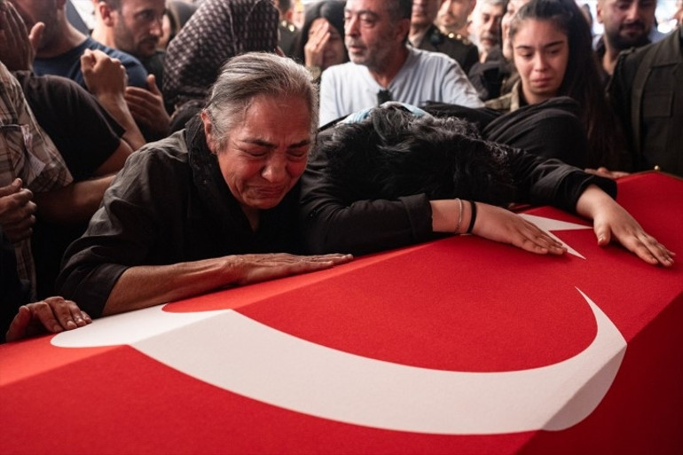 Pençe Kilit Bölgesinde şehit olan askerlerimiz için memleketlerinde tören | Yürekleri dağlayan anlar: Tabuta sarılıp gözyaşlarına boğuldular