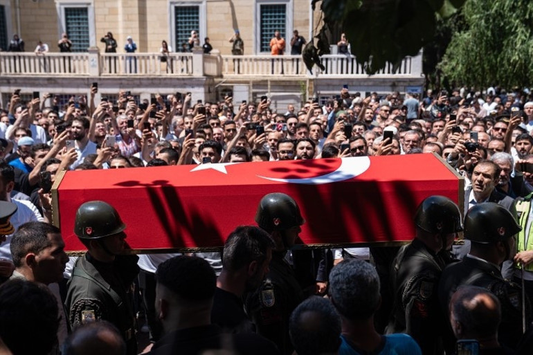 Pençe Kilit Bölgesinde şehit olan askerlerimiz için memleketlerinde tören | Yürekleri dağlayan anlar: Tabuta sarılıp gözyaşlarına boğuldular