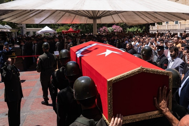 Pençe Kilit Bölgesinde şehit olan askerlerimiz için memleketlerinde tören | Yürekleri dağlayan anlar: Tabuta sarılıp gözyaşlarına boğuldular