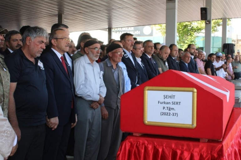 Pençe Kilit Bölgesinde şehit olan askerlerimiz için memleketlerinde tören | Yürekleri dağlayan anlar: Tabuta sarılıp gözyaşlarına boğuldular