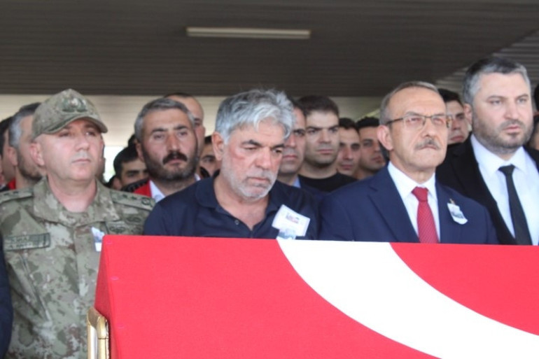 Pençe Kilit Bölgesinde şehit olan askerlerimiz için memleketlerinde tören | Yürekleri dağlayan anlar: Tabuta sarılıp gözyaşlarına boğuldular