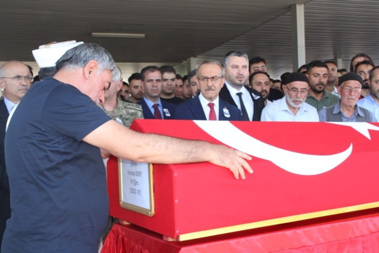 Pençe Kilit Bölgesinde şehit olan askerlerimiz için memleketlerinde tören | Yürekleri dağlayan anlar: Tabuta sarılıp gözyaşlarına boğuldular