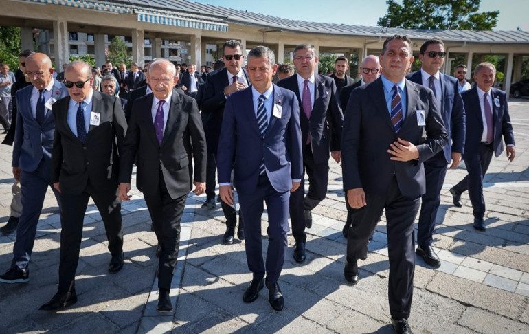Özel ve Kılıçdaroğlu, Namık Tanın annesinin cenaze törenine katıldı